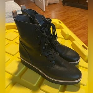 Dr. Scholl’s women’s lace up boots size 7.5 used in good condition
